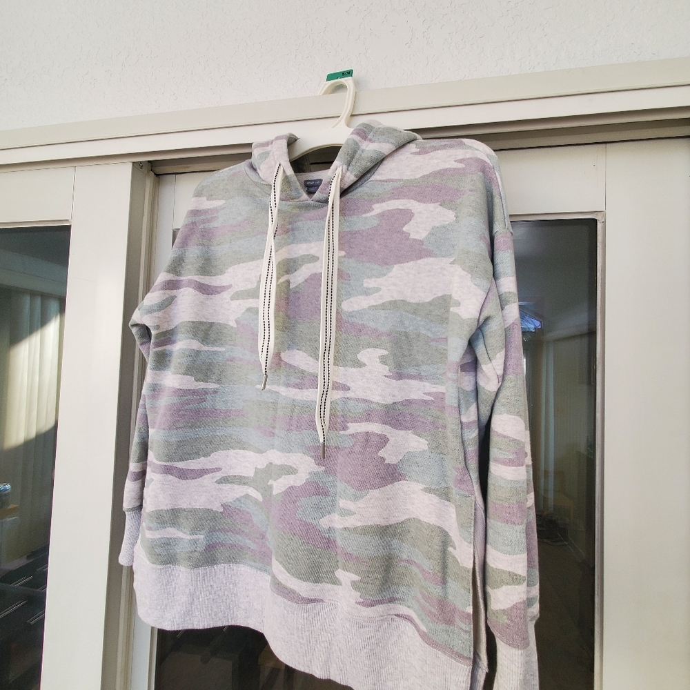 Comfy old navy hooded sweatshirt.